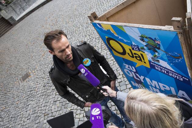 Plakataktion Buergerbegehren pro Olympia 2022, Rindermarkt, München. 22.12.2013 Thomas Muderlak, der Geschäftsführer der BMW Welt, Vorstandssprecher der Tourismus Initiative München, Mitbegründer des Team München 2022 und Sven Hannawald, Skispringer und Rennfahrer kleben Plakate Â