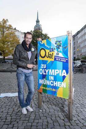 Plakataktion Buergerbegehren pro Olympia 2022, Rindermarkt, München. 22.12.2013 Thomas Muderlak, der Geschäftsführer der BMW Welt, Vorstandssprecher der Tourismus Initiative München, Mitbegründer des Team München 2022 und Sven Hannawald, Skispringer und Rennfahrer kleben Plakate Â