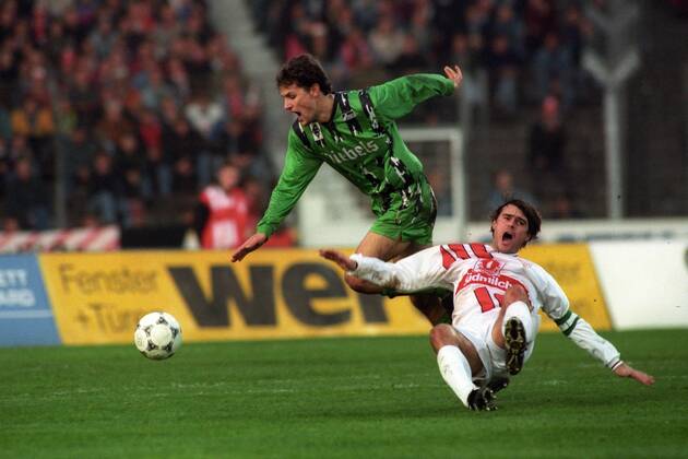 VfB Stuttgart - Borussia Mönchengladbach: Heiko Herrlich (li., Gladbach) gegen Thomas Berthold (Stuttgart)