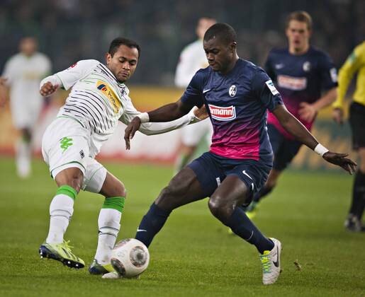 Mönchengladbach, 01.12.2013, Borussia Park Raffael (BMG), Fallou Diagne (Freiburg) VfL Borussia Mönchengladbach - SC Freiburg