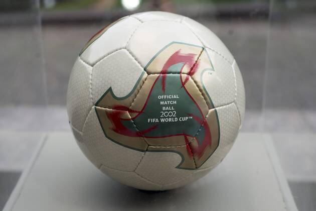 Ausstellung der FIFA WM-Bälle - Adidas Fevernova - offizieller Spielball der WM 2002 in Südkorea und Japan - Parque Lage Rio de Janeiro. RIO DE JANEIRO RJ, Brasil 03 12 2013. ( x(11)xCelsoxPupox xFotoarenax 