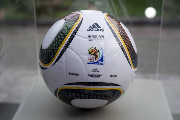 Präsentation des offiziellen FIFA WM Spielballs - Hier der Ball Adidas Jabulani - WM Ball 2010 - Parque Lage Rio de Janeiro. RIO DE JANEIRO RJ, Brasil 03 12 2013. ( x(11)xCelsoxPupox xFotoarenax 