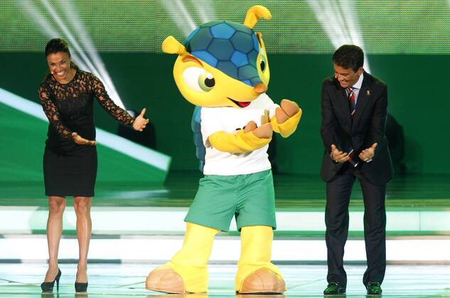 (131206) -- COSTA DO SAUIPE, Dec. 6, 2013 (Xinhua) -- Former Brazilian soccer player Jose Roberto Gama de Oliveira, also known as Bebeto (R), Brazilian soccer player Marta Vieira (L) and the mascot Fuleco (C) perform during the ceremony of the final draw for the groups and matchups of the 2014 FIFA World Cup Brazil in Costa do Sauipe, Brazil, on Dec. 6, 2013. (Xinhua AGENCIA ESTADO) BRAZIL-COSTA DO SAUIPE-WORLD CUP-DRAW 