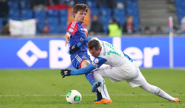 07.12.2013 St Jakob Park Basel ,SCHWEIZ, Saison 2013 2014 Herren Fussball Super League FC Basel - Grasshopper Club Zürich Valentin Stocker (li,FC Basel) gegen Izet Hajrovic (Grasshopper) ; Zweikampf , Aktion