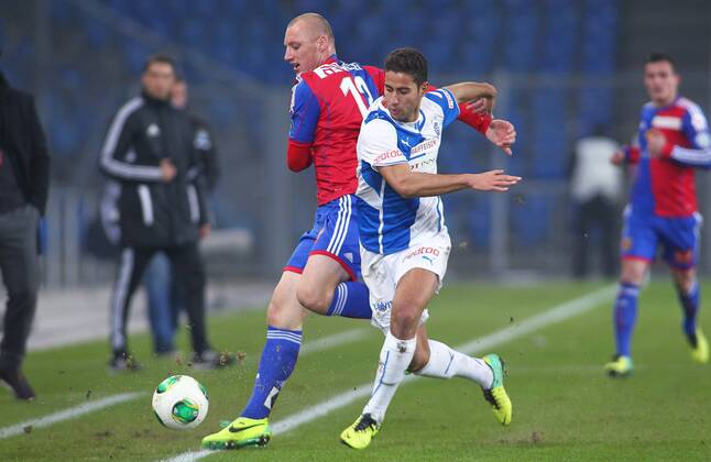 07.12.2013 St Jakob Park Basel ,SCHWEIZ, Saison 2013 2014 Herren Fussball Super League FC Basel - Grasshopper Club Zürich Ivan Ivanov (li,FC Basel) gegen Nassim Ben Khalifa (Grasshopper) ; Zweikampf , Aktion
