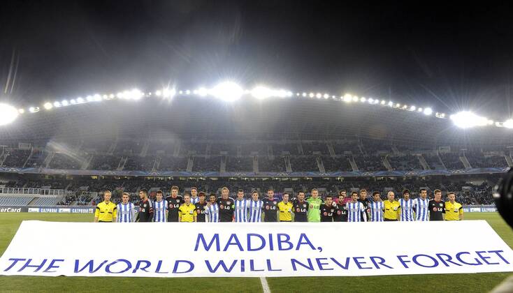 UEFA CHAMPIONS LEAGUE REAL SOCIEDA - BAYER LEVERKUSEN - Spieler mit Tranparent zum Tode von Nelson Mandela - 