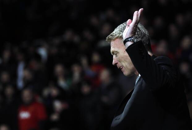 David Moyes, manager of Manchester United, greets the spectators ahead of the second half of the UEFA Champions League Group A match between Manchester United and Shakhtar Donetsk at Old Trafford Stadium in Manchester, Britain on Dec. 10, 2013. Manchester United won 1-0. (Xinhua Wang Lili) (SP)BRITAIN-MANCHESTER-SOCCER-UEFA CHAMPIONS LEAGUE-GROUP A-MAN UTD VS DONETSK