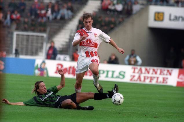 VfB Stuttgart - Borussia Mönchengladbach: Michael Sternkopf (li., Gladbach) gegen Michael Bochtler (Stuttgart)