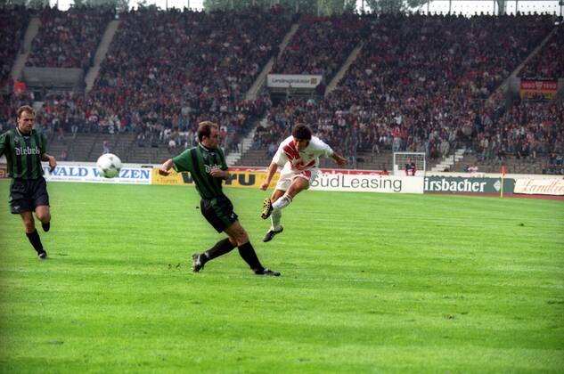 VfB Stuttgart - Borussia Mönchengladbach: Krassimir Balakov (re., Stuttgart) mit dem Schuss zum 3:0, li.: Martin Schneider, mi.: Christian Hochstätter (beide Gladbach)