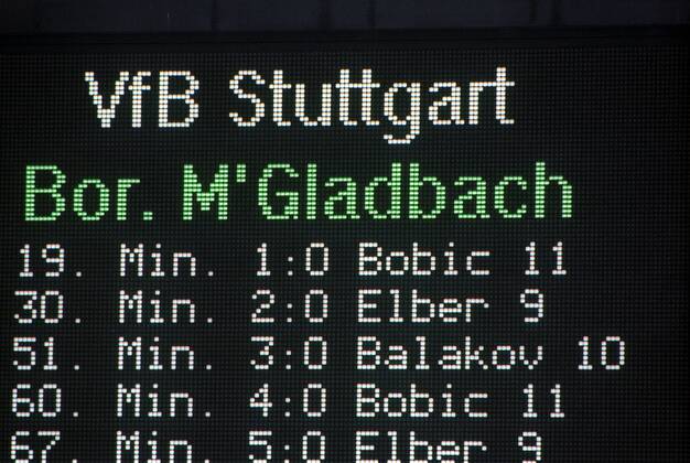 VfB Stuttgart - Borussia Mönchengladbach: Die Anzeigetafel zeigt die Torschützen des 5:0, Fredi Bobic, Giovane Elber und Krassimir Balakov