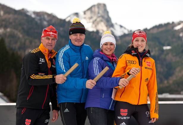Trainer Fritz FISCHER, der ehemalige Biathlet Sven FISCHER, die schwangere ehemalige Biathletin Magdalena NEUNER und die junge Biathletin Franziska PREUSS (vl) Fototermin von adidas mit einer symbolischen Staffelübergabe. Biathlon IBU Weltcup Saison 2013 2014 in Ruhpolding, Deutschland am 09.01.2014,