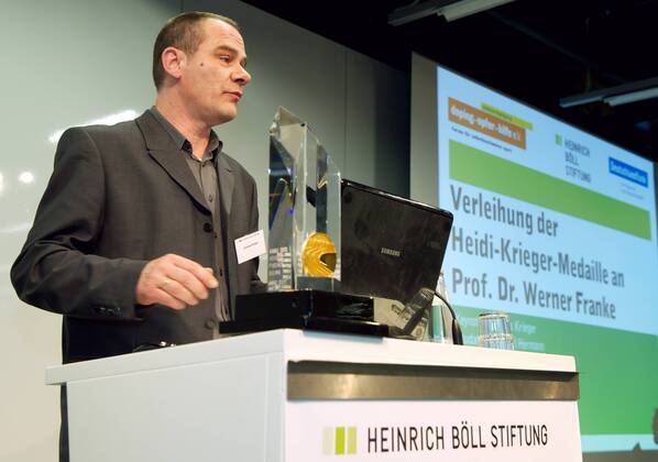 Doping-Opfer-Hilfe e.V. Berlin 21.01.2014 Heinrich Böll Stiftung Berlin Symposium zu Ehren von Prof Dr Werner FRANKE Auszeichnung mit der HEIDI KRIEGER MEDAILLE für das Lebenswerk von Prof Dr Werner FRANKE Zellbiologe und Krebsforscher Andreas KRIEGER Namensgeber