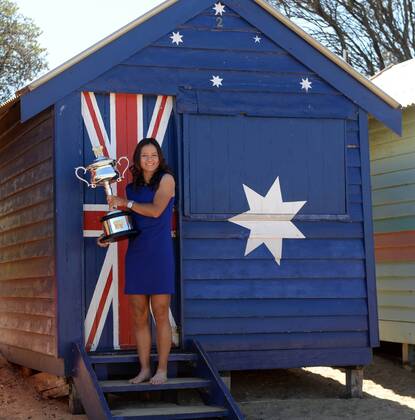 Li Na of China poses with the trophy on Brighton Beach in Melbourne, Australia, on Jan. 26, 2014. Li Na defeated Dominika Cibulkova of Slovakia in the women s singles final at the 2014 Australian Open tennis tournament and claimed the title on Jan. 25. (Xinhua Li Jundong) (SP)AUSTRALIA-MELBOURNE-TENNIS-LI NA
