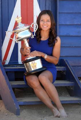 Li Na of China poses with the trophy on Brighton Beach in Melbourne, Australia, on Jan. 26, 2014. Li Na defeated Dominika Cibulkova of Slovakia in the women s singles final at the 2014 Australian Open tennis tournament and claimed the title on Jan. 25. (Xinhua Li Jundong) (SP)AUSTRALIA-MELBOURNE-TENNIS-LI NA