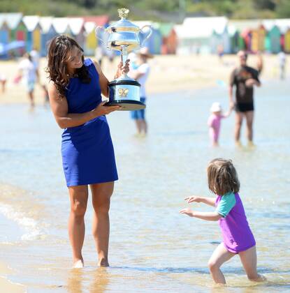 Li Na of China poses with the trophy on Brighton Beach in Melbourne, Australia, Jan. 26, 2014. Li Na defeated Dominika Cibulkova of Slovakia in the women s singles final at the 2014 Australian Open tennis tournament and claimed the title on Jan. 25. (Xinhua Li Jundong) (SP)AUSTRALIA-MELBOURNE-TENNIS-LI NA