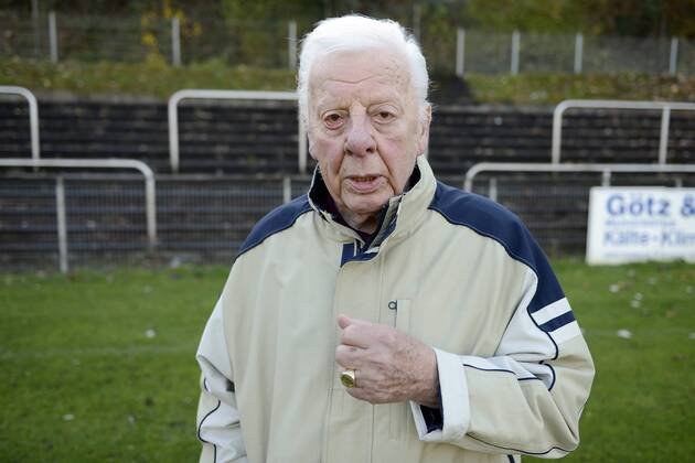 Fußball, Trainerhistorie, TeBe Berlin Shooting Günther Brocker --- Fussball --- 1.Bundesliga --- 22.11.2012 Günther, Guenther Brocker, privat, auf seinem ersten Fußballplatz beim Duisburger FV 08, zeigt seinen Schalker Meisterring von 1958, Einzelbild, halbe Figur, Shooting, Fussballgeschichte