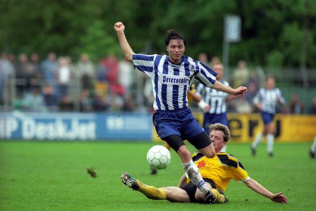 Stuttgart, 19.05.1996 - Regionalliga Süd 1996 1997 - Stuttgarter Kickers vs SpVgg 07 Ludwigsburg - Markus Beierle (vorn) im Duell