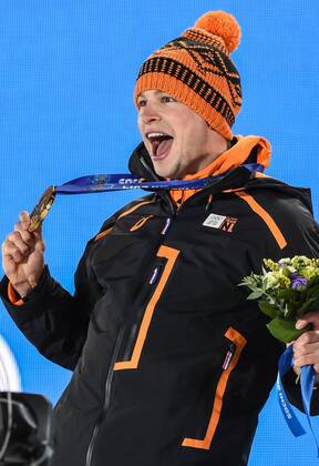 (140209) -- SOCHI, Feb. 9, 2014 (Xinhua) -- Gold medalist Sven Kramer of the Netherlands poses at the victory-ceremony of Men s 5000m of Speed Skating event at the Sochi 2014 Winter Olympic Games in Sochi, Feb. 9, 2014.(Xinhua Wang Haofei) (SP)OLY-RUSSIA-SOCHI-SPEED SKATING-MAN S 5000M 