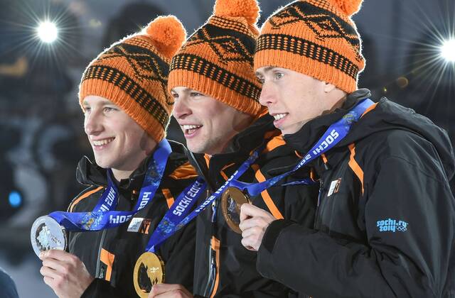 (140209) -- SOCHI, Feb. 9, 2014 (Xinhua) -- Gold medalist Sven Kramer (C), silver medalist Jan Blokhuijsen (L) and bronze medalist Jorrit Bergsma of the Netherlands pose at the victory-ceremony of Men s 5000m of Speed Skating event at the Sochi 2014 Winter Olympic Games in Sochi, Feb. 9, 2014.(Xinhua Wang Haofei) (SP)OLY-RUSSIA-SOCHI-SPEED SKATING-MAN S 5000M 