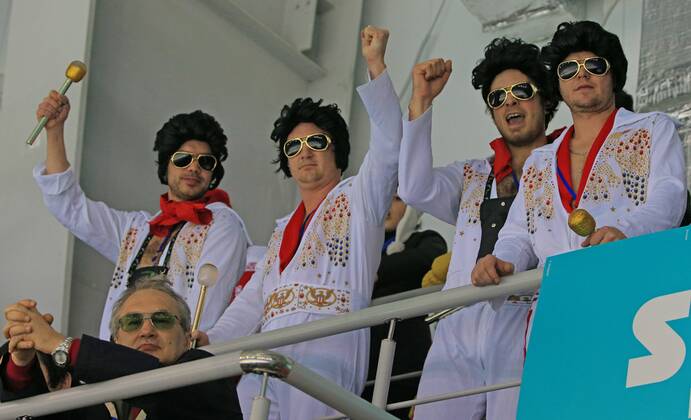 ITAR-TASS: SOCHI, RUSSIA. FEBRUARY 20, 2014. Sports fans dressed as Elvis Presley watch the women s curling final game Canada vs. Sweden during the 22nd Winter Olympic Games in Sochi.  Aufmacher premiumd kurios RE13A642