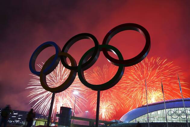 Sochi 2014 - HIER das Abschluss-Feuerwerk im Olympiapark rechts der dekorative Bolshoy Ice Dome