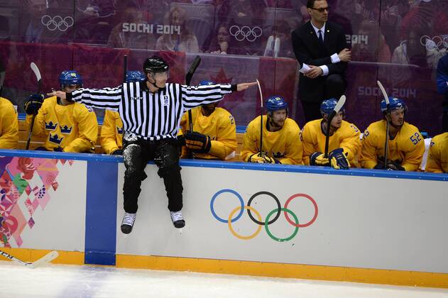 Ein Schiedsrichter sitzt auf der Bande vor der schwedischen Bank, gibt Anweisungen, Geste, Gestik; Schweden (SWE)-Kanada (CAN) 0-3. Eishockey Finale der Männer,Bolshoy Ice Dome,Gold medal match. XXII. Olympische Winterspiele 2014, vom 07.02. - 23.02.2014 in Sotschi Russland.