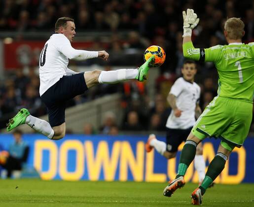 (140306) -- LONDON, March 6, 2014 (Xinhua) -- Wayne Rooney(R) of England controls the ball during an international friendly soccer match between England and Denmark at Wembley Stadium in London, Britain on March 5, 2014. England won 1-0. (Xinhua Wang Lili) (SP)BRITAIN-LONDON-SOCCER-INTERNATIONAL FRIENDLY-ENG VS DEN 