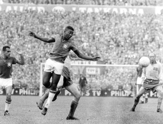 Fußball, WM 1958 in Stockholm, Finale Brasilien – Schweden 5 - 2 Pele wird am Samstag den 23.10.2010 Siebzig Jahre alt. Weltmeisterschaft 1958 in Schweden: Finale Brasilien - Schweden 29.6. in Stockholm. Pele (BRA) köpft aufs Tor. HM