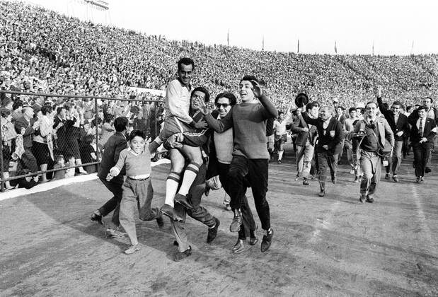 Fußball-Weltmeisterschaft 1962 Finale Brasilien 17.06.62 Zito wird von Fans und Betreuern gefeiert und getragen HM