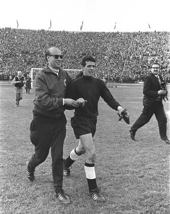 Fußball-Weltmeisterschaft 1962 Deutschland - Chile 06.06.1962 Helmut Schoen begleitet Torwart Fahrian vom Platz HM