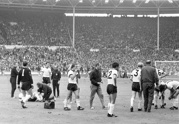 Fussball-Weltmeisterschaft 1966 Finale: Deutschland - England vom 30.07.1966 Verlängerungspause Die deutsche Mannschaft zu erkennen v.l.:Hans Tilkowski (1),Franz Beckenbauer, Horst Höttges, Udo Lattek, Wolfgang Overath (12), Karl-Heinz Schnellinger (3), Trainer Helmut Schön HM
