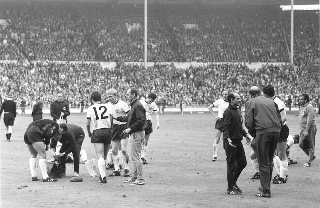 Fussball-Weltmeisterschaft 1966 Finale: Deutschland - England vom 30.07.1966 Verlängerungspause Die deutsche Mannschaft zu erkennen v.l.:Hans Tilkowski, Wolfgang Overath (12), Karl-Heinz Schnellinger, Udo Lattek, Franz Beckenbauer, Willi Schulz, Dettmar Cramer und Trainer Helmut Schön HM