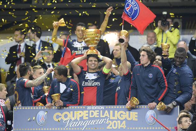 Paris St Germain, Champion Coupe de la Ligue: joie des joueurs parisiens sur le podium lorsque SILVA Thiago (PSG) brandit le trophee FOOTBALL : Olympique Lyon vs Paris St Germain (PSG) - Finale coupe de la Ligue - 19 04 2014 JBAutissier 