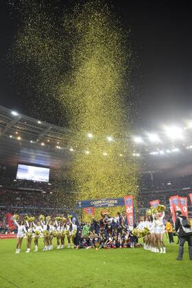 Joie des joueurs parisiens avec le trophee FOOTBALL : Olympique Lyon vs Paris St Germain (PSG) - Finale coupe de la Ligue - 19 04 2014 JBAutissier 