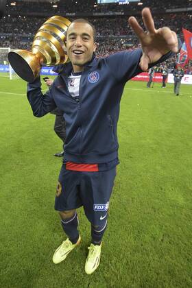 Paris St Germain, Champion Coupe de la Ligue: LUCAS (PSG) avec le trophee FOOTBALL : Olympique Lyon vs Paris St Germain (PSG) - Finale coupe de la Ligue - 19 04 2014 JBAutissier 