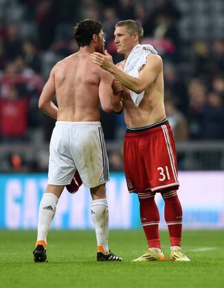 FUSSBALL CHAMPIONS LEAGUE HALBFINALE RÜCKSPIEL SAISON 2013 2014 FC Bayern München - Real Madrid 29.04.2014 Xabi Alonso (li, Real Madrid) und Bastian Schweinsteiger (re, FC Bayern München) tauschen nach dem Abpfiff die Trikots 