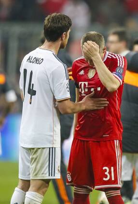 Xabi ALONSO, Real Madrid 14 tröstet Bastian SCHWEINSTEIGER, FCB 31 Emotionen, enttäuscht, Enttäuschung, Frust, frustriert, Trauer ,traurig, verzweifelt, Verzweiflung, FC BAYERN München - REAL MADRID (0 - 4) Halbfinale, RÜCKSPIEL Fussball UEFA Champions League, München, 29.04.2014 CL Saison 2013 2014, FCB, München, RM