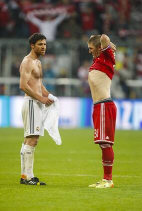 Xabi ALONSO, Real Madrid 14 tauschen Trikot Bastian SCHWEINSTEIGER, FCB 31 Emotionen, enttäuscht, Enttäuschung, Frust, frustriert, Trauer ,traurig, verzweifelt, Verzweiflung, gestikuliert und gibt Anweisungen, Aktion, Einzelbild, Gestik, Geste, FC BAYERN München - REAL MADRID (0 - 4) Halbfinale, RÜCKSPIEL Fussball UEFA Champions League, München, 29.04.2014 CL Saison 2013 2014, FCB, München, RM