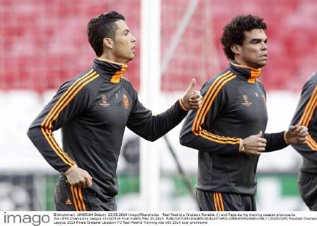 Real Madrid s Cristiano Ronaldo (l) and Pepe during training session previous to the UEFA Champions League 2013 2014 Final match.May 23,2014.  (20151525)