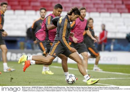 Real Madrid s Carlos Henrique Casemiro (l) and Sami Khedira during training session previous to the UEFA Champions League 2013 2014 Final match.May 23,2014.  (20151536)