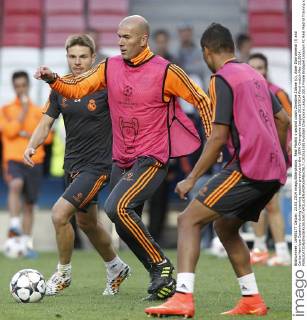 Real Madrid s second coach Zinedine Zidane (c), Asier Illarramendi (l) and Carlos Henrique Casemiro during training session previous to the UEFA Champions League 2013 2014 Final match.May 23,2014.  (20151538)