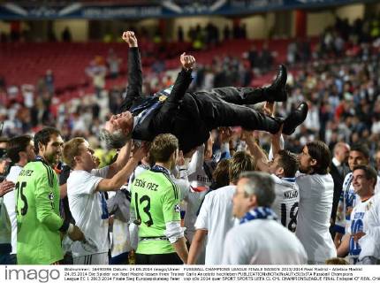 FUSSBALL CHAMPIONS LEAGUE FINALE SAISON 2013 2014 Real Madrid - Atletico Madrid 24.05.2014 Die Spieler von Real Madrid lassen ihren Trainer Carlo Ancelotti hochleben 