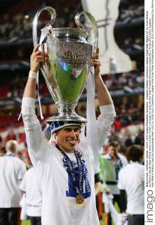 Lissabon Fußball Champions League Finale Real Madrid CF vs. Club Atletico de Madrid, Gareth Bale (Real) feiert mit dem Pokal und setzt ihn sich auf den Kopf