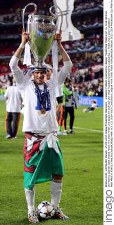 Lissabon Fußball Champions League Finale Real Madrid CF vs. Club Atletico de Madrid, Gareth Bale (Real) feiert mit dem Pokal und setzt ihn sich auf den Kopf