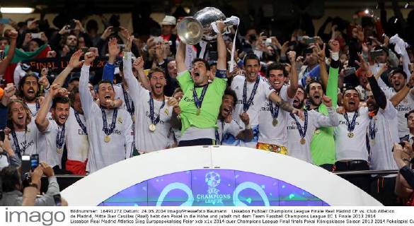 Lissabon Fußball Champions League Finale Real Madrid CF vs. Club Atletico de Madrid, Mitte Iker Casillas (Real) hebt den Pokal in die Höhe und jubelt mit dem Team