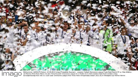 Lissabon Fußball Champions League Finale Real Madrid CF vs. Club Atletico de Madrid, Mitte Pepe (Real) mit dem Pokal