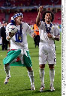 Lissabon Fußball Champions League Finale Real Madrid CF vs. Club Atletico de Madrid, v.l. Gareth Bale (Real) und Marcelo feiern den Sieg