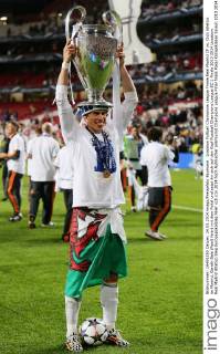 Lissabon Fußball Champions League Finale Real Madrid CF vs. Club Atletico de Madrid, Gareth Bale (Real) feiert mit dem Pokal und setzt ihn sich auf den Kopf