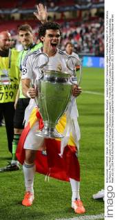 Lissabon Fußball Champions League Finale Real Madrid CF vs. Club Atletico de Madrid, Pepe (Real) jubelt mit Pokal