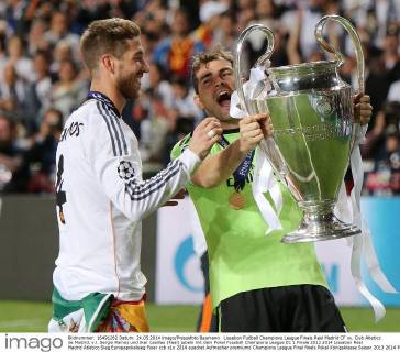 Lissabon Fußball Champions League Finale Real Madrid CF vs. Club Atletico de Madrid, v.l. Sergio Ramos und Iker Casillas (Real) jubeln mit dem Pokal